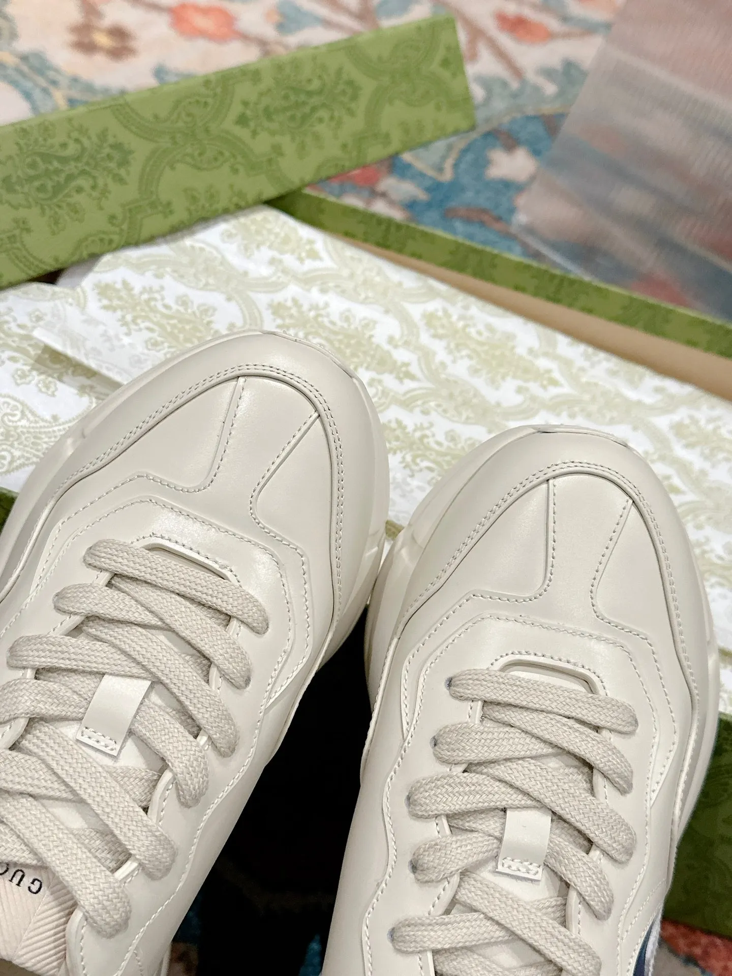 Top quality P800, ordinary P620🇮🇹Italy🇮🇹Gucci🇮🇹Dad shoes (purchase grade) (original) 👑 The original version purchased from Taikoo Hui has been continuously improved and upgraded in details, from the packaging of the shoes - anti-counterfeiting logos - shoe box accessories - fabric optimization - outsole technology - stitching - oil edge technology. We do our best ◼️ Outsole: original plate molding ◼️ Upper: original grade A imported cowhide 🐮 ◼️ Inner: original grade A mixed sheepskin 🐑 ◼️ Feet: original grade A mixed sheepskin 🐑 ◼️ Medium and low belt logo + original injection molding foot technology + original lasting technology ◼️ Original full set of customized packaging (anti-counterfeiting chip + a cloth bag + Gucci card envelope + electronic invoice with credit card slip + shoelaces) ◼️ All details of the higher version are consistent with the original version (pay attention to comparison) ◼️ Code number: 35 to 40 for women, 39-44 for men